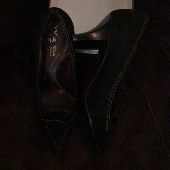 Via Spiga Black Suede Pump-Size 9 1/2M - Picture 3 of 3